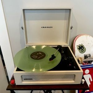 crosley voyager suitcase record player! pretty cream color:)